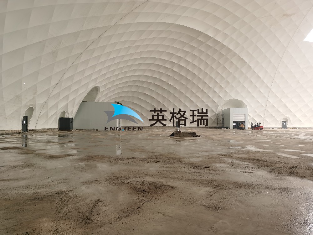 氣膜倉(cāng)庫(kù)內(nèi)部空間無(wú)礙，大型機(jī)械可自由運(yùn)行，空間利用率高