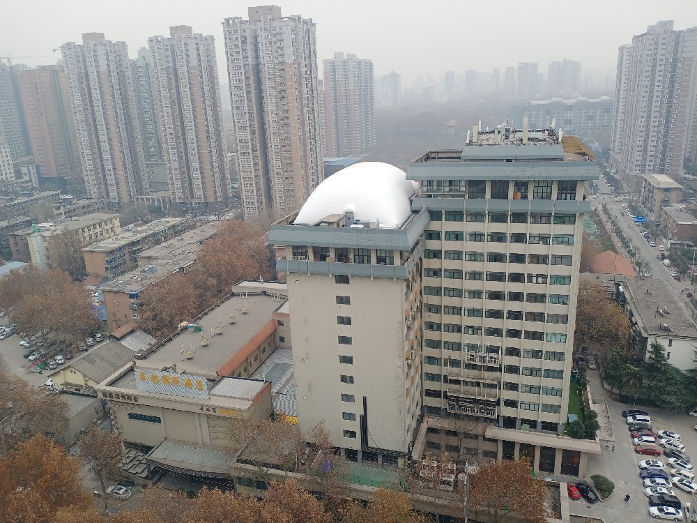 樓頂氣膜體育館是一種新型的體育場館建筑，在未來的發(fā)展中有著廣闊的前景
